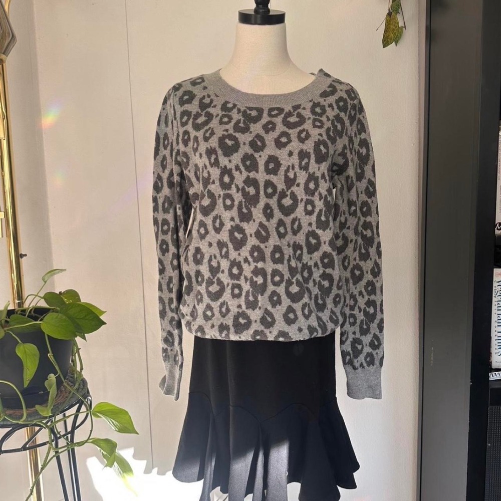 Gap Womens Grey Leopard Print Crew Neck Shoulder Button Sweater Large